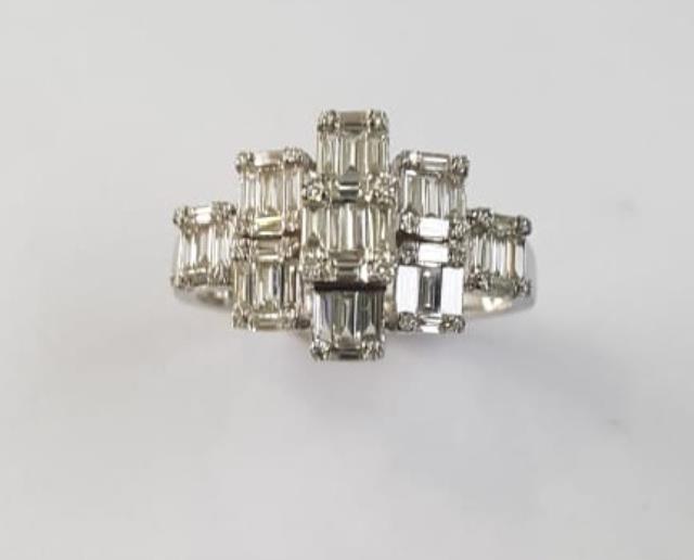 Ювелирное изделие - Кольцо из белого золота с бриллиантами в магазине Best-Gold 033695