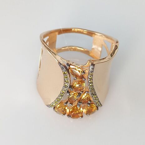 Кольцо из красного золота с султанитом и фианитами Ювелирное изделие - Кольцо из красного золота с султанитом и фианитами в магазине Best-Gold 144605