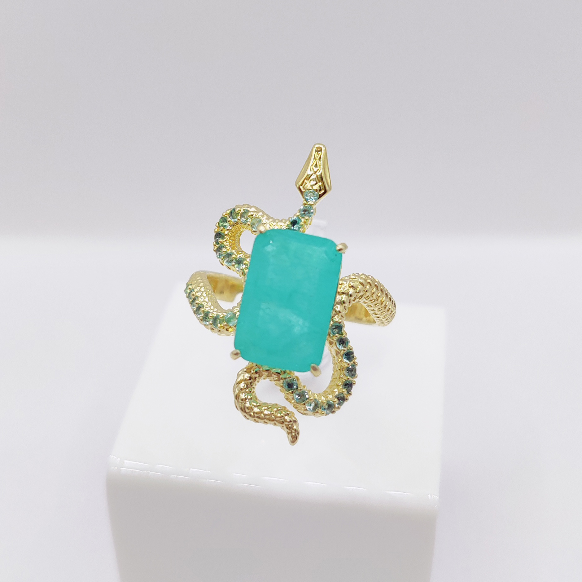 Бижутерное кольцо с фианитами Ювелирное изделие - Бижутерное кольцо с фианитами в магазине Best-Gold 150800