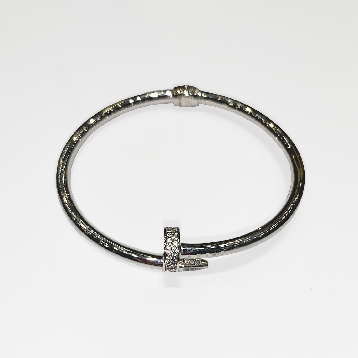 Браслет жёсткий из белого золота с фианитами