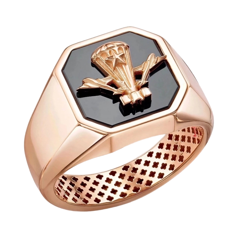 Кольцо из красного золота с ониксом