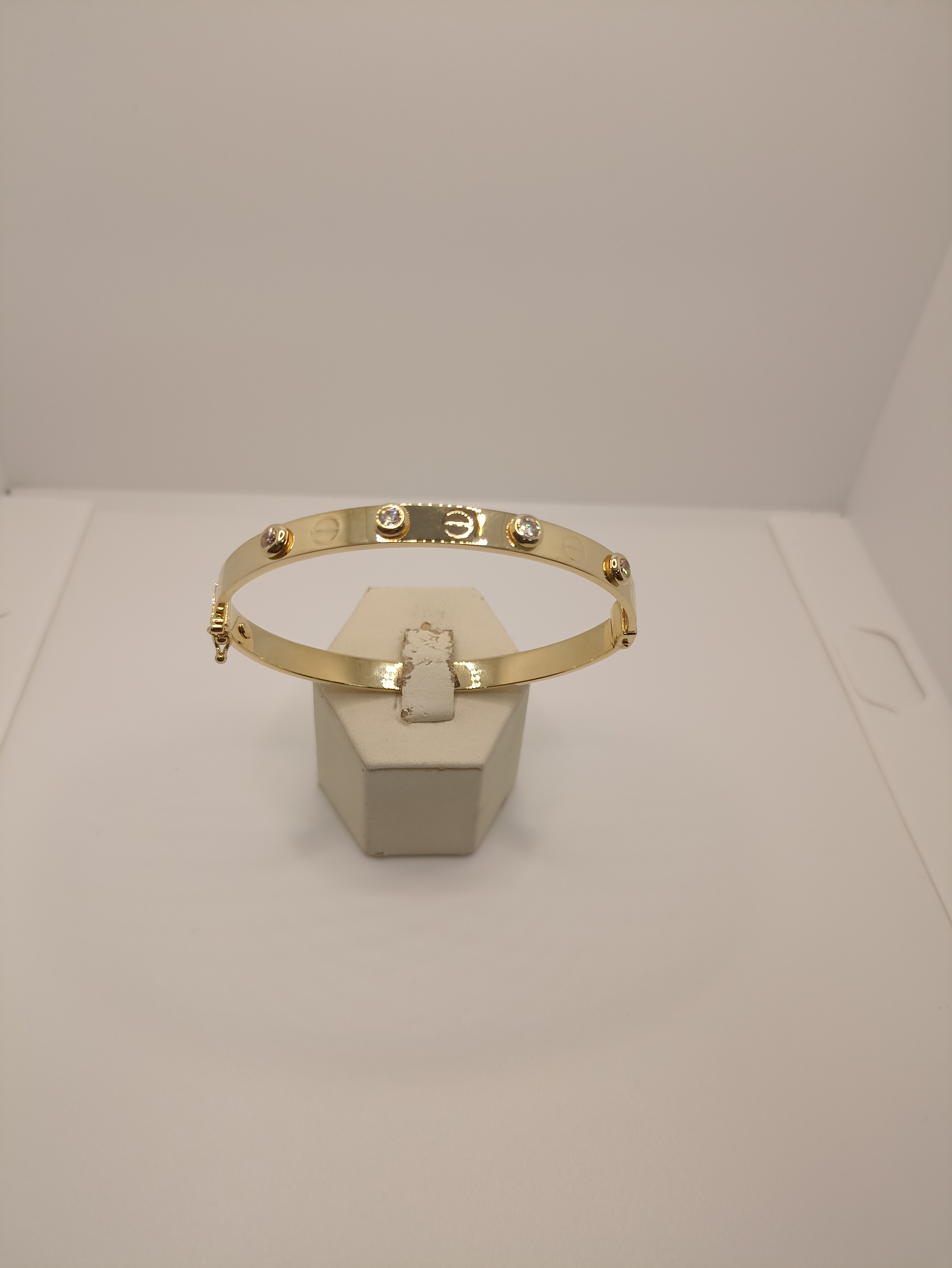 Браслет жёсткий из жёлтого золота с фианитами